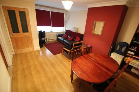 3 bedroom terraced house to rent, Hessle Walk, Hyde Park, Leeds, LS6 1EJ