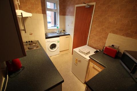 3 bedroom terraced house to rent, Hessle Walk, Hyde Park, Leeds, LS6 1EJ