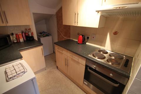 3 bedroom terraced house to rent, Hessle Walk, Hyde Park, Leeds, LS6 1EJ