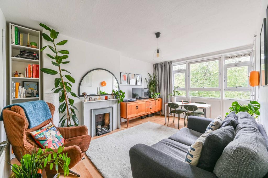 Maskelyne Close, Battersea Park... 3 bed flat to rent £4,000 pcm (£