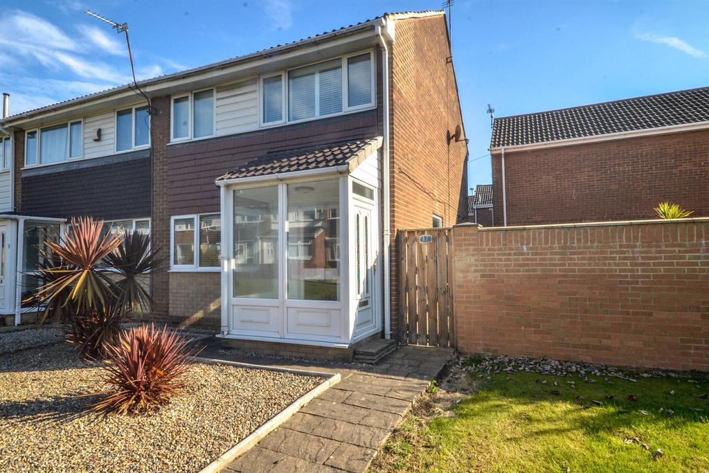 Fairlands East, Fulwell 3 bed semidetached house to rent £895 pcm (£