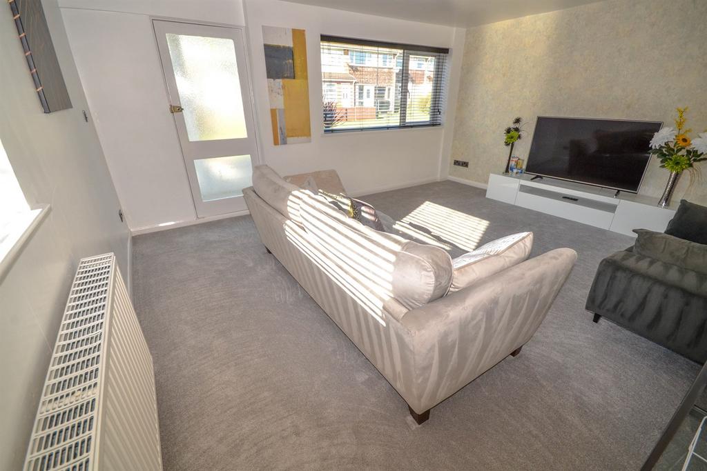 Fairlands East, Fulwell 3 bed semidetached house to rent £895 pcm (£