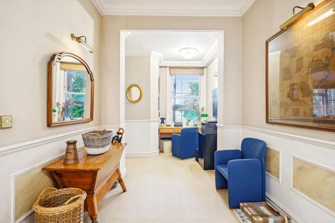 2 bedroom flat for sale, Cremorne Road, London, SW10