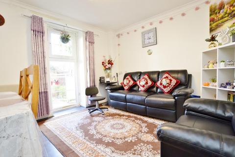 3 bedroom flat for sale, Memorial Avenue, Stratford