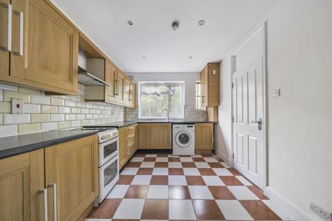 3 bedroom flat to rent, Baring Road London SE12