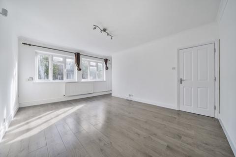 3 bedroom flat to rent, Baring Road London SE12