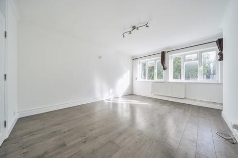 3 bedroom flat to rent, Baring Road London SE12