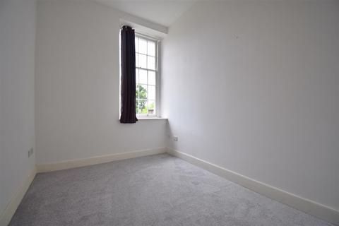 2 bedroom apartment to rent, The Crescent, Gloucester