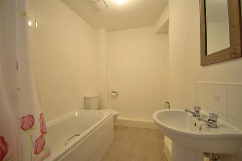 2 bedroom apartment to rent, The Crescent, Gloucester