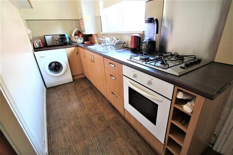 3 bedroom terraced house to rent, Walmsley Road, Hyde Park, Leeds, LS6 1NG