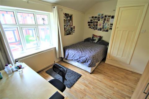 3 bedroom terraced house to rent, Walmsley Road, Hyde Park, Leeds, LS6 1NG