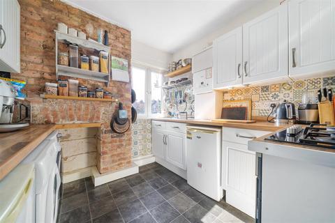 2 bedroom maisonette for sale, Saxon Road, London