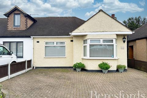 3 bedroom bungalow for sale, Kenilworth Gardens, Hornchurch, RM12