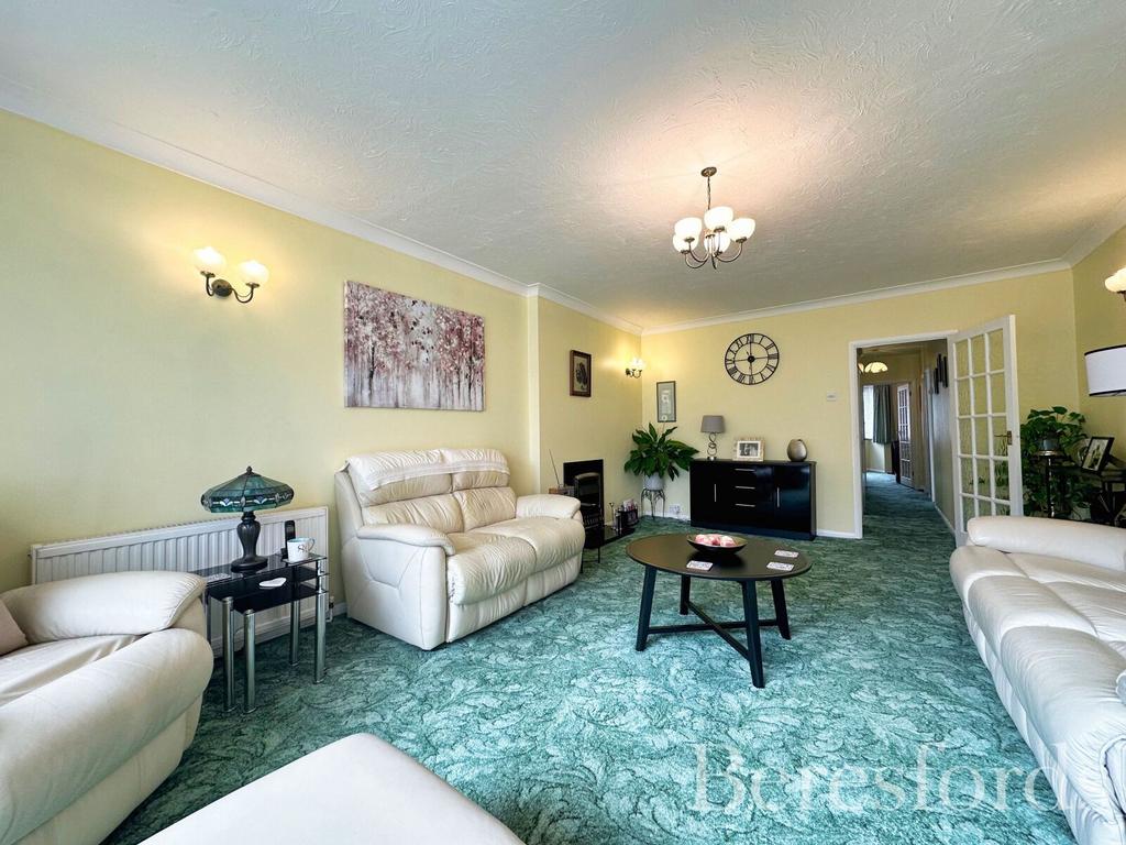Kenilworth Gardens, Hornchurch, RM12 3 bed bungalow for sale £595,000