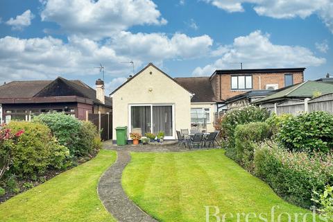 3 bedroom bungalow for sale, Kenilworth Gardens, Hornchurch, RM12