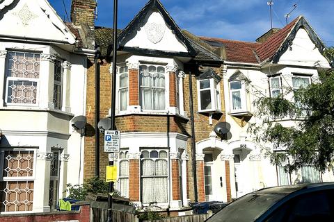 First Floor Flat, 60 Townsend Road, Southall, UB1 1EX