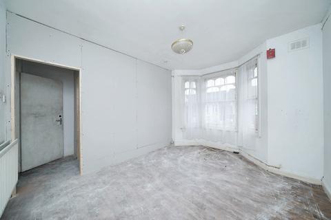 First Floor Flat, 60 Townsend Road, Southall, UB1 1EX