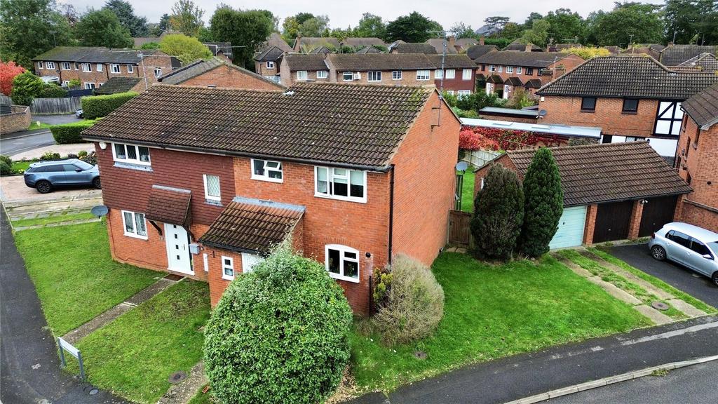 Tamar Way, Wokingham, Berkshire, RG41 3 bed semidetached house for