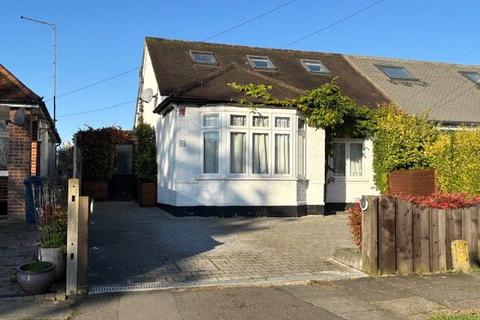 3 bedroom bungalow to rent, Sylvia Avenue, Pinner, HA5