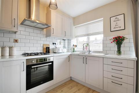 2 bedroom terraced house for sale, Broomfield Avenue, Turnford