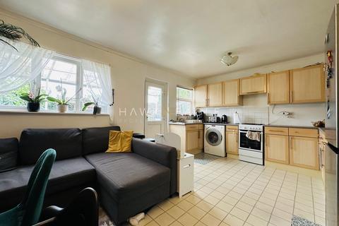 3 bedroom terraced house to rent, Sutton Road, Barking, Essex. IG11