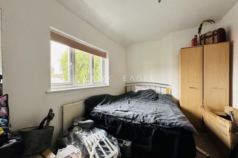 3 bedroom terraced house to rent, Sutton Road, Barking, Essex. IG11