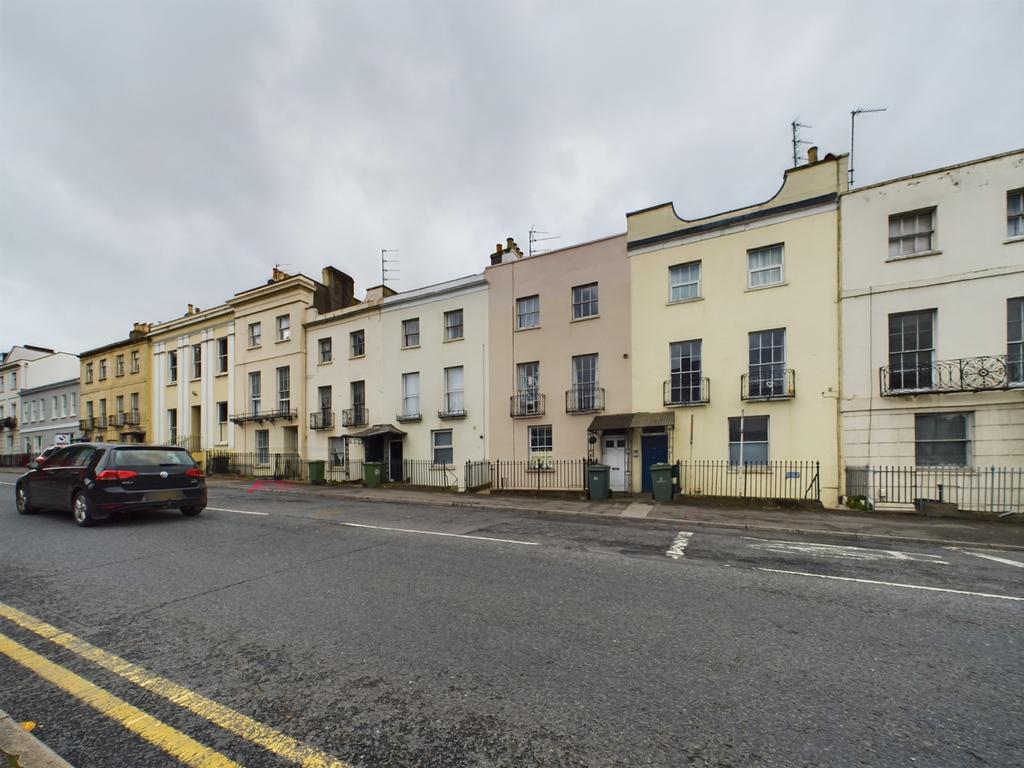 London Road, Cheltenham... 1 bed flat to rent £875 pcm (£202 pw)