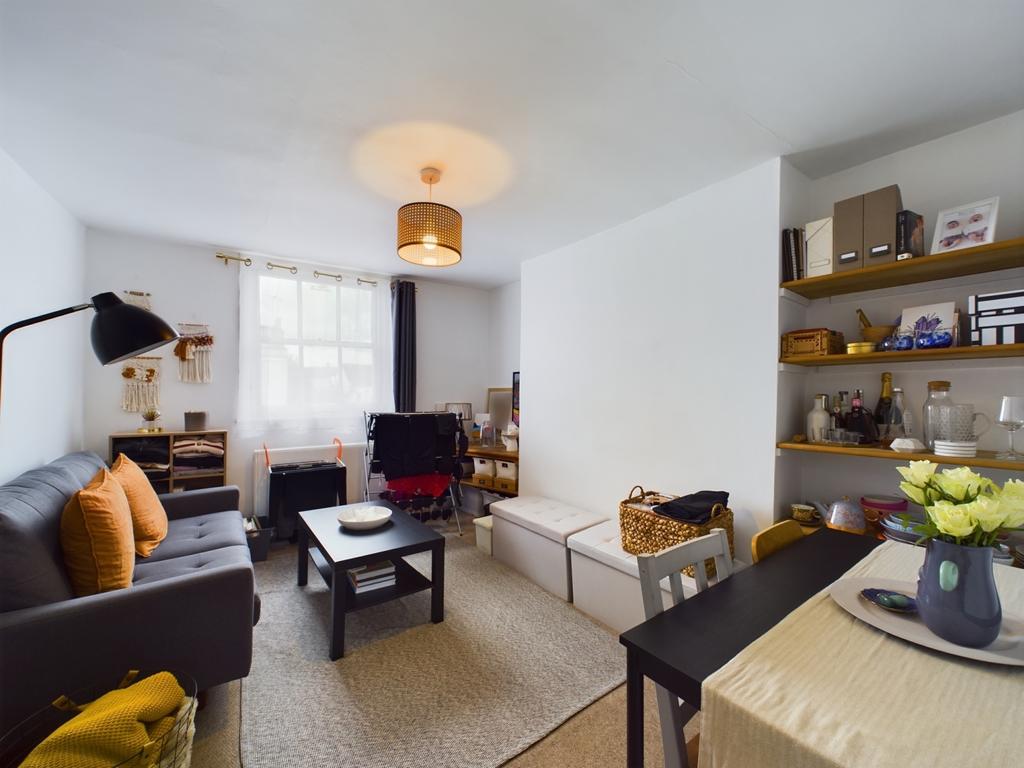 London Road, Cheltenham... 1 bed flat to rent £875 pcm (£202 pw)