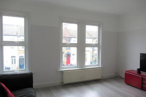 2 bedroom maisonette to rent, Hazelwood Road, London E17