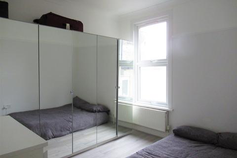 2 bedroom apartment to rent, Hazelwood Road, London E17