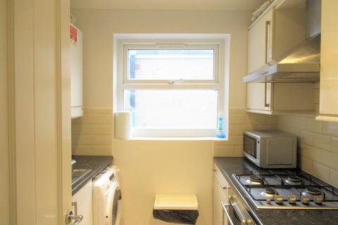 2 bedroom apartment to rent, Hazelwood Road, London E17