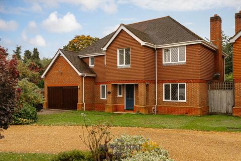 5 bedroom detached house to rent, Chestnut Place, Epsom