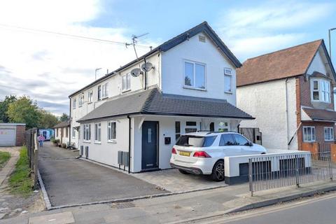 1 bedroom flat to rent, 4C Woodham Lane, Addlestone KT15