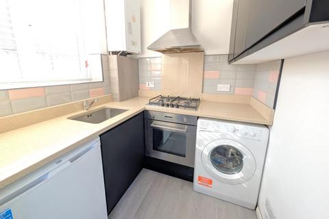 1 bedroom flat to rent, 4C Woodham Lane, Addlestone KT15
