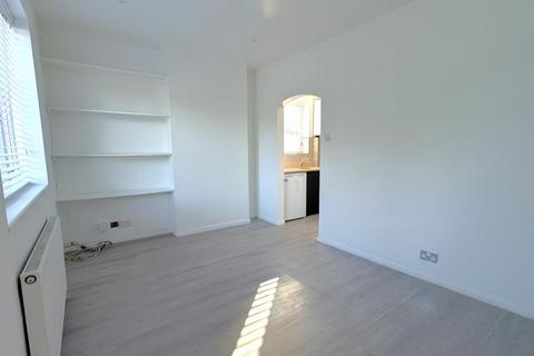 1 bedroom flat to rent, 4C Woodham Lane, Addlestone KT15
