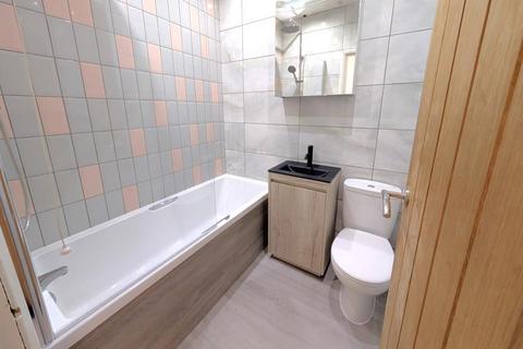 1 bedroom flat to rent, 4C Woodham Lane, Addlestone KT15