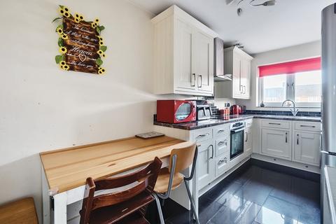 1 bedroom flat for sale, Cheam Close, Tadworth, Surrey. KT20