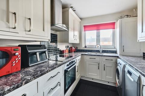 1 bedroom flat for sale, Cheam Close, Tadworth, Surrey. KT20