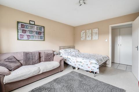 1 bedroom flat for sale, Cheam Close, Tadworth, Surrey. KT20