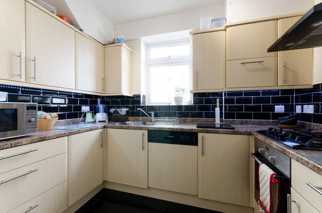 Hollickwood Avenue, Friern 3 bed house to rent £2,500 pcm