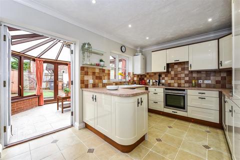 3 bedroom house for sale, Dacre Close, Charlton, Andover