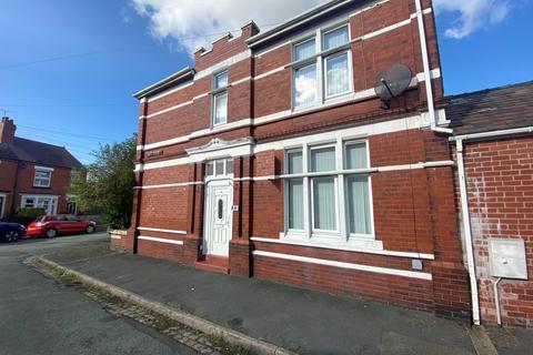 4 bedroom end of terrace house to rent, Madeley Street, Crewe