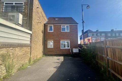 2 bedroom apartment to rent, Windsor Close, Northwood HA6