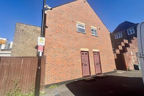 2 bedroom apartment to rent, Windsor Close, Northwood HA6