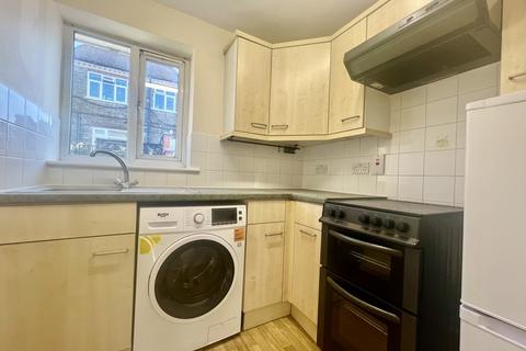 2 bedroom apartment to rent, Windsor Close, Northwood HA6