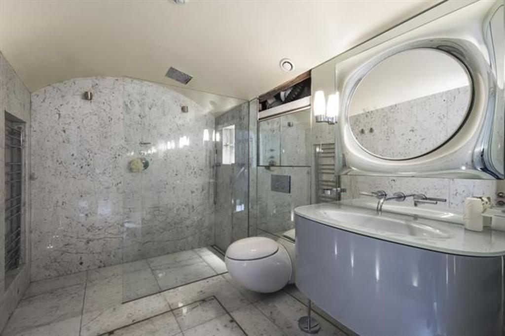 Bathroom 1  -Flat A 57 PG