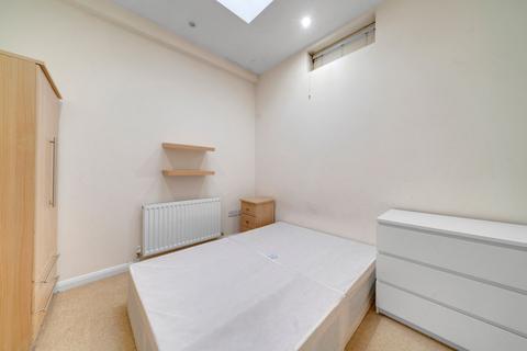 1 bedroom flat to rent, Lighthouse Apartments, Commercial Road, London