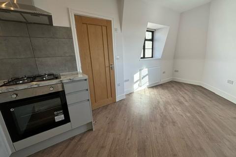 Studio to rent, High Road, Wood Green N22