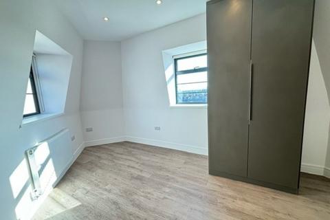 Studio to rent, High Road, Wood Green N22