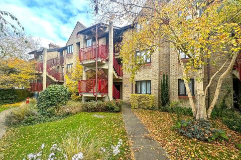 1 bedroom ground floor flat to rent, Chamberlin Court, Cambridge CB4